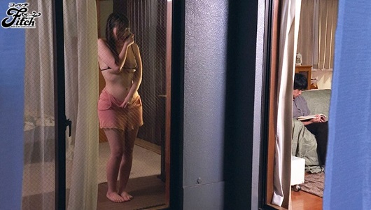 Cô hàng xóm ngực bự Karen Mifune thích ở nhà thủ dâm