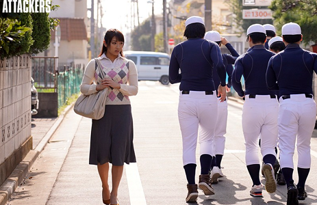 Cô giáo xinh Shiori Kamisaki cùng đội bóng chày súc vật