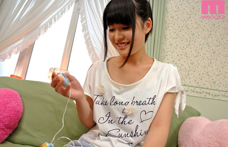 Gạ nữ sinh viên Itsuka Saya nhét đồ chơi vào âm đạo